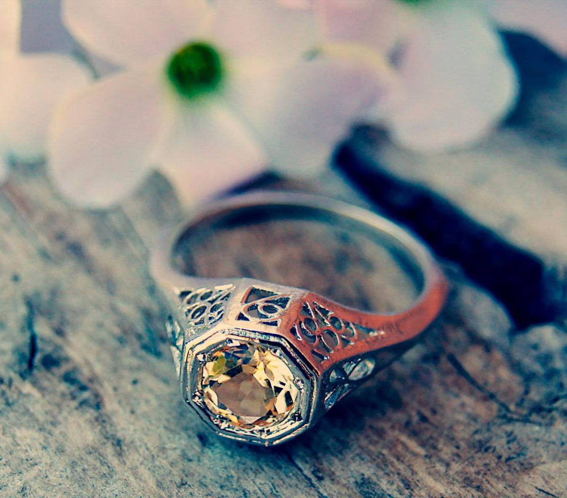 Сонник снится золотые кольца. Ювелирные украшения обои. Перстень пластинчатое. Перстень во сне. Сонник серебряное кольцо.